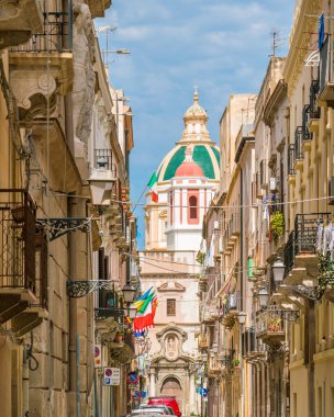 Arka planda Assisi Aziz Francis Kilisesi ile Trapani Manzara manzara. Sicilya, İtalya.