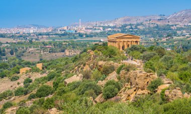 Tapınaklar Vadisi'nde Concordia Tapınağı ile panoramik görünümü. Agrigento, Sicilya, Güney İtalya.