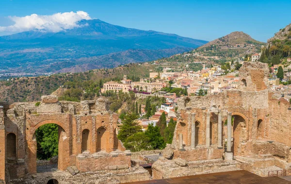 Ruïnes Van Het Oude Griekse Theater Taormina Met Etna Vulkaan — Stockfoto