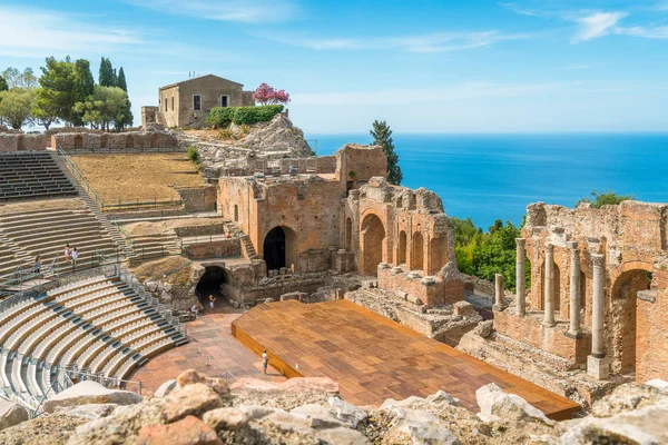 Arka planda deniz ile Taormina Antik Yunan Tiyatrosu kalıntıları. Messina eyaleti, Sicilya, Güney İtalya.