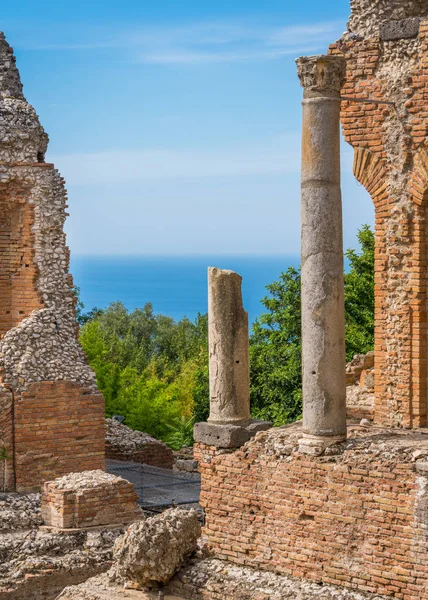 Ruïnes Van Het Oude Griekse Theater Taormina Met Zee Achtergrond — Stockfoto