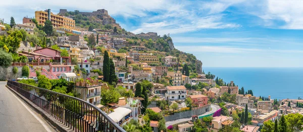 Taormina, Messina ili, Sicilya, güney İtalya'da ünlü güzel şehir manzara.