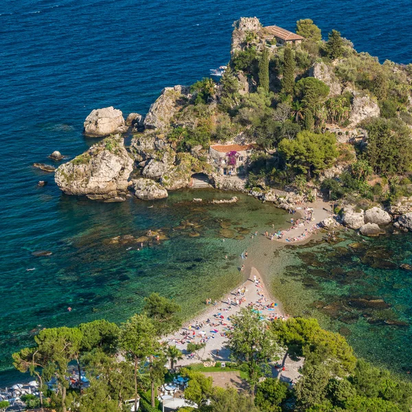 Taormina'daki Isola Bella'nın manzara manzarası, Messina eyaleti, Güney İtalya.