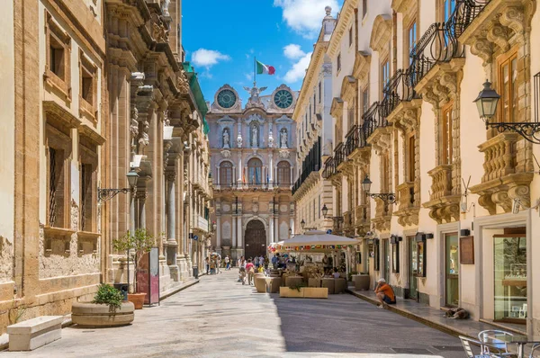 Arka planda Palazzo Senatorio ile Trapani eski şehirde Manzara manzara. Sicilya, İtalya.