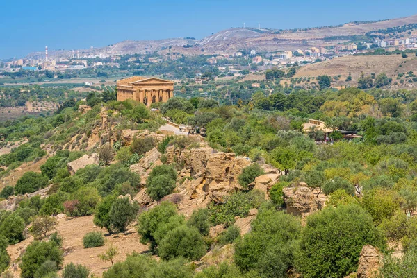 Tapınaklar Vadisi'nde Concordia Tapınağı ile panoramik görünümü. Agrigento, Sicilya, Güney İtalya.