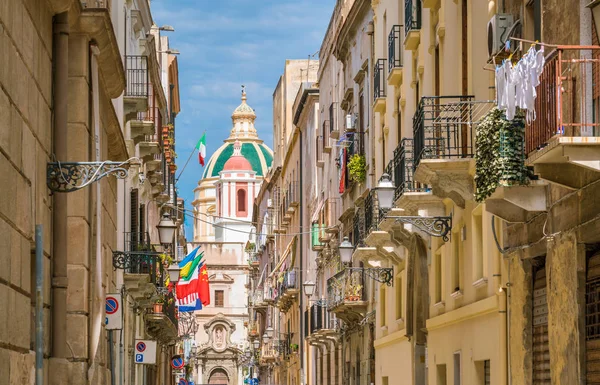 Arka planda Assisi Aziz Francis Kilisesi ile Trapani Manzara manzara. Sicilya, İtalya.
