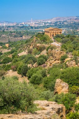 Tapınaklar Vadisi'nde Concordia Tapınağı ile panoramik görünümü. Agrigento, Sicilya, Güney İtalya.