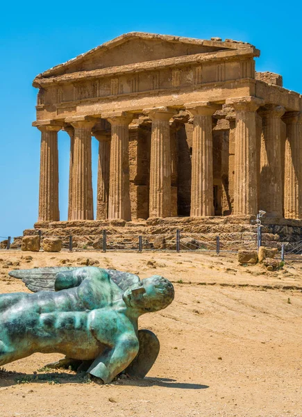 Tempio Della Concordia Statua Icaro Caduto Nella Valle Dei Templi — Foto Stock