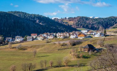 San Genesio teleferik pastoral manzara. Trentino Alto Adige, İtalya.