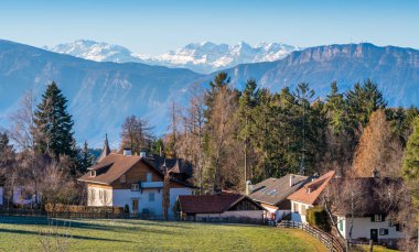 Soprabolzano'da pastoral kış manzarası, Trentino Alto Adige, Kuzey İtalya.