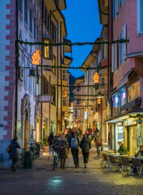 Noel zamanı akşamları Bolzano. Trentino Alto Adige, İtalya. 12-Aralık 2018