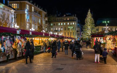 Akşam Bolzano Noel pazarı. Trentino Alto Adige, İtalya. 12-Aralık 2018