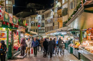 Noel zamanı akşamları Bolzano. Trentino Alto Adige, İtalya. 12-Aralık 2018