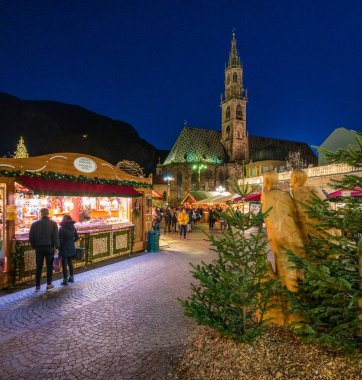 Akşam Bolzano Noel pazarı. Trentino Alto Adige, İtalya. 12-Aralık 2018