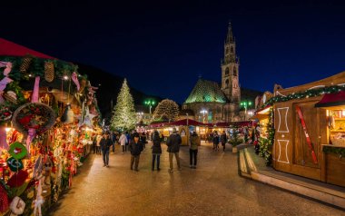 Akşam Bolzano Noel pazarı. Trentino Alto Adige, İtalya. 12-Aralık 2018