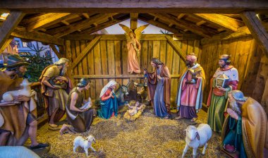 Bolzano pazarında Noel beşiği. Trentino Alto Adige, İtalya. 12-Aralık 2018