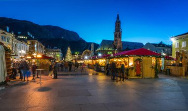 Akşam Bolzano Noel pazarı. Trentino Alto Adige, İtalya. 12-Aralık 2018