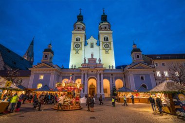 Bressanone Noel pazarı akşam. Trentino Alto Adige, Kuzey İtalya. 18-Aralık 2018