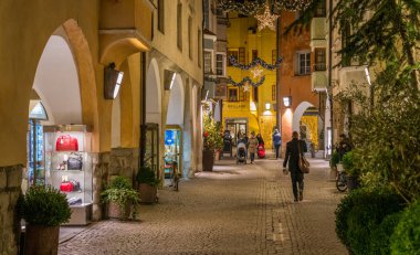 Bressanone akşam Noel saatinde. Trentino Alto Adige, Kuzey İtalya. 18-Aralık 2018