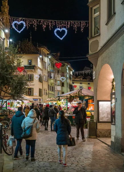 博尔扎诺在圣诞节期间的晚上 意大利 特伦蒂诺 阿尔托 阿迪格2018年12月12日 — 图库照片