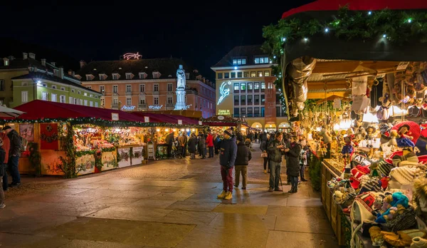 博尔扎诺圣诞市场在晚上 意大利 特伦蒂诺 阿尔托 阿迪格2018年12月12日 — 图库照片