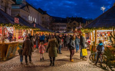 Bressanone Noel pazarı akşam. Trentino Alto Adige, Kuzey İtalya. 18-Aralık 2018