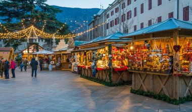 Akşam Merano Noel pazarı, Trentino Alto Adige, kuzey İtalya. 16-Aralık 2018