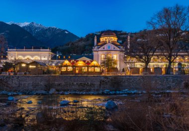 Akşam Merano Noel pazarı, Trentino Alto Adige, Kuzey İtalya.