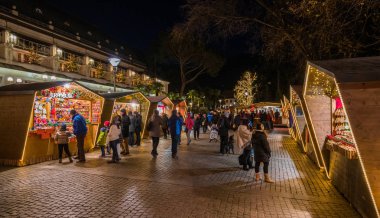 Akşam Merano Noel pazarı, Trentino Alto Adige, kuzey İtalya. 16-Aralık 2018