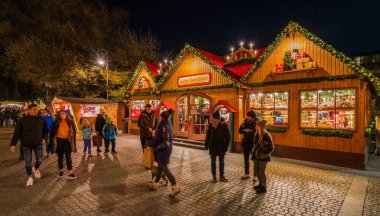 Akşam Merano Noel pazarı, Trentino Alto Adige, kuzey İtalya. 16-Aralık 2018
