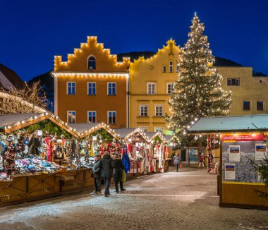 Akşam Vipiteno renkli noel pazarı. Trentino Alto Adige, İtalya. 15-Aralık 2018