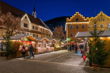 Akşam Vipiteno renkli noel pazarı. Trentino Alto Adige, İtalya. 15-Aralık 2018