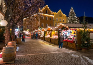Akşam Vipiteno renkli noel pazarı. Trentino Alto Adige, İtalya. 15-Aralık 2018