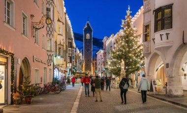 Akşam Noel saatinde Vipiteno. Trentino Alto Adige, İtalya. 15-Aralık 2018