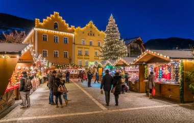 Akşam Vipiteno renkli noel pazarı. Trentino Alto Adige, İtalya. 15-Aralık 2018