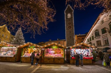 Akşam Vipiteno renkli noel pazarı. Trentino Alto Adige, İtalya. 15-Aralık 2018