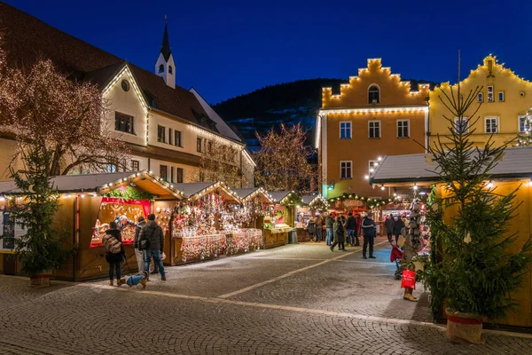 Kolorowy Jarmark Bożonarodzeniowy Vipiteno Wieczorem Trentino Alto Adige Italy Grudzień — Zdjęcie stockowe