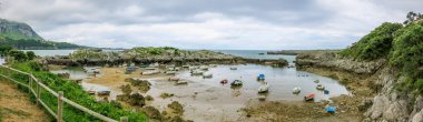Islares limanında demirli tekneler, Cantabria, Kuzey İspanya