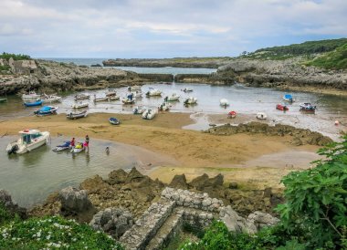 Islares limanında demirli tekneler, Cantabria, Kuzey İspanya