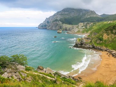 Laredo yakınlarındaki doğal kıyı manzarası, Cantabria, Kuzey İspanya