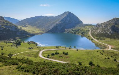 Covadonga'da panoramik manzara, Asturias, Kuzey İspanya