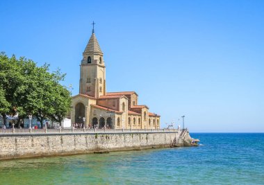 San Pedro Kilisesi ile Gijon Panoramik görünümü, Asturias, Kuzey İspanya.