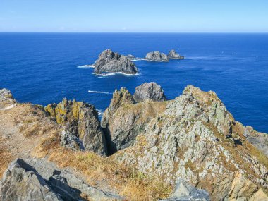 Cabo Ortegal'da okyanusta kayalar, Carino yakınlarında, La Coruna, Galiçya