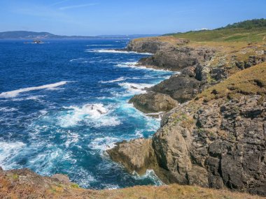 Seixo Branco'da doğal deniz manzarası, Oleiros yakınlarında, A Coruna Eyaleti, Galiçya