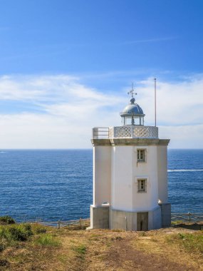 Serantes yakınlarındaki Mera's Cape (Punta de Mera) küçük deniz feneri, A Coruna Eyaleti, Galiçya