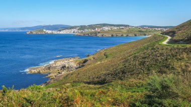 Malpica de Bergantinos yakınlarındaki doğal kıyı şeridi, A Coruna Eyaleti, Galiçya