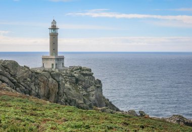 Malpica de Bergantinos yakınlarındaki Punta Nariga deniz feneri, A Coruna Eyaleti, Galiçya