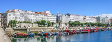 A Coruna limanında demirli tekneler, Galiçya, Kuzey İspanya, Ağustos-14-2014