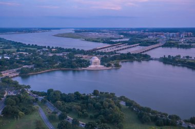 Washington Memorial, Washington D.C.'nin tepesinden alınan Jefferson Anıtı'nın panoramik gün batımı manzarası.