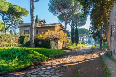 Antik Appian Way (Appia Antica) güneşli bir bahar sabahı, Roma'da.